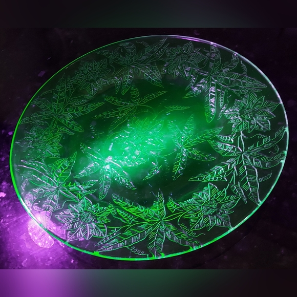 2 Green Depression Glass 9" Dinner Plates - Picture 2 of 3